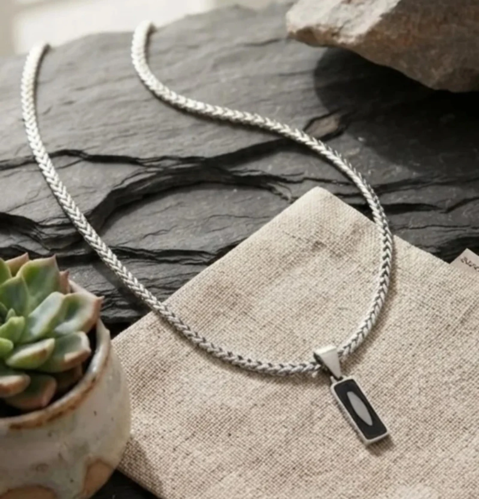 Colgante de acero con piedra bajera